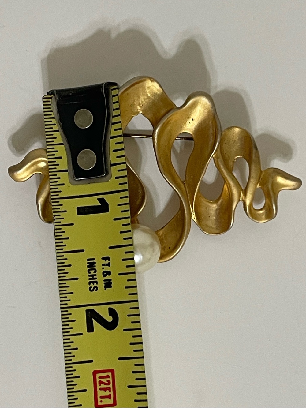 RARE Abstract modernist vintage ribbon brooch satin matte gold large faux pearl - Picture 7 of 9